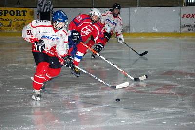 Dorostenci HC Klatovy (bílé dresy) podlehli v dalším utkání jihočeského krajského přeboru svým hostům z Rokycan 2:6.