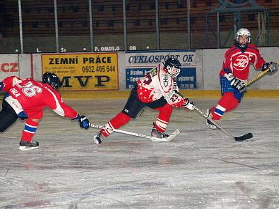 Dorostenci HC Klatovy (bílé dresy) podlehli v dalším utkání jihočeského krajského přeboru svým hostům z Rokycan 2:6.