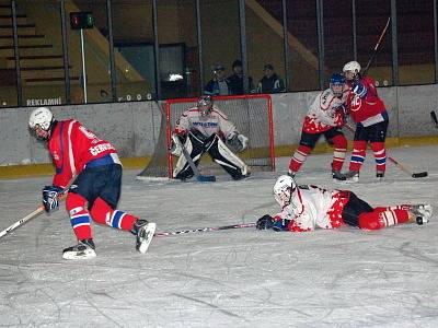 Dorostenci HC Klatovy (bílé dresy) podlehli v dalším utkání jihočeského krajského přeboru svým hostům z Rokycan 2:6.