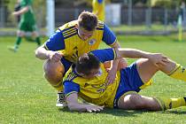 I. A třída Středočeského kraje, skupina A (20. kolo): TJ Viktoria Vestec (na snímku fotbalisté v zelených dresech) - SK Rakovník 1903 (žlutí) 0:4 (0:0).