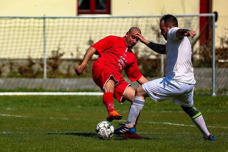 Fotbalisté TJ Žichovice (na archivním snímku hráči v bílých dresech) podlehli ve 24. kole III. okresní třídy TJ Sokol Běšiny 0:2.