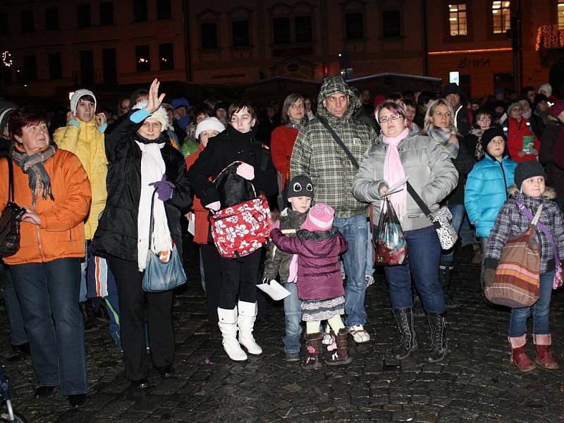 Společné zpívání koled na klatovském náměstí