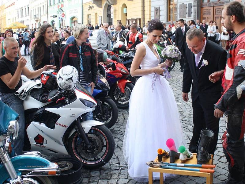 Hasičská a motorkářská svatba v Klatovech