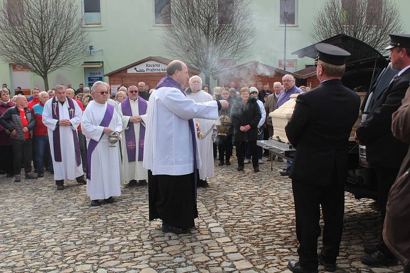 Pohřeb Emila Kintzla v Kašperských Horách.