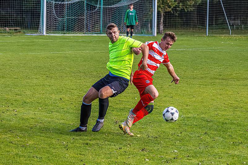 Fotbalisté FC Švihov (na archivním snímku hráči v červenobílých dresech) přejeli na domácím hřišti Tatran Dlouhá Ves 4:1.