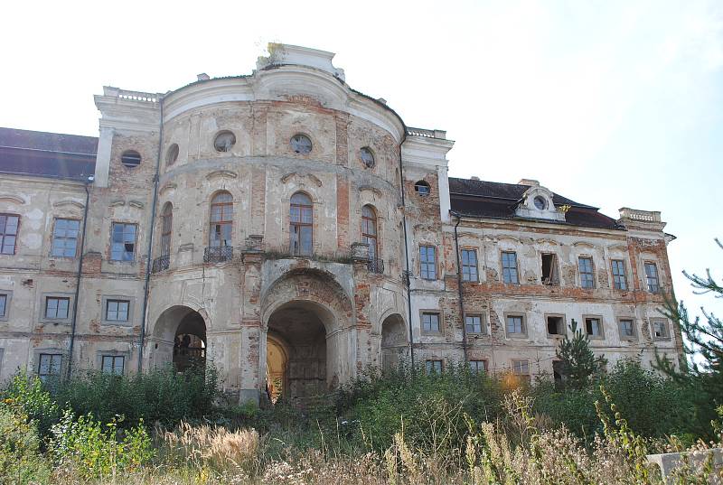 Zámek Týnec nedaleko Klatov, zapsaný na seznamu národních kulturních památek, prochází  rozsáhlou rekonstrukcí. Na snímku stav v říjnu 2021.