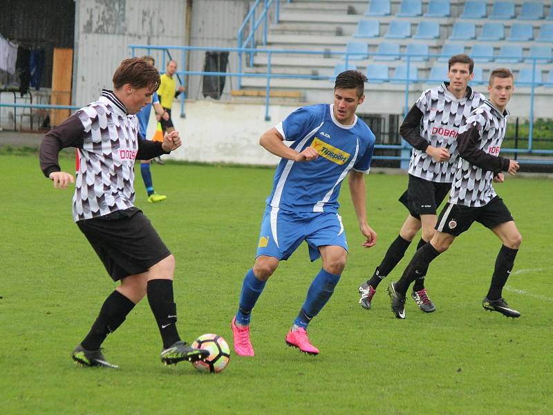 Fotbalisté klatovských dorostů (na archivních fotografiích hráči v modrých dresech) porazili Příbram. Devatenáctka otočila zápas ze stavu 0:2 na 4:2 a hráči do 17 let soupeře udolali těsně 1:0.