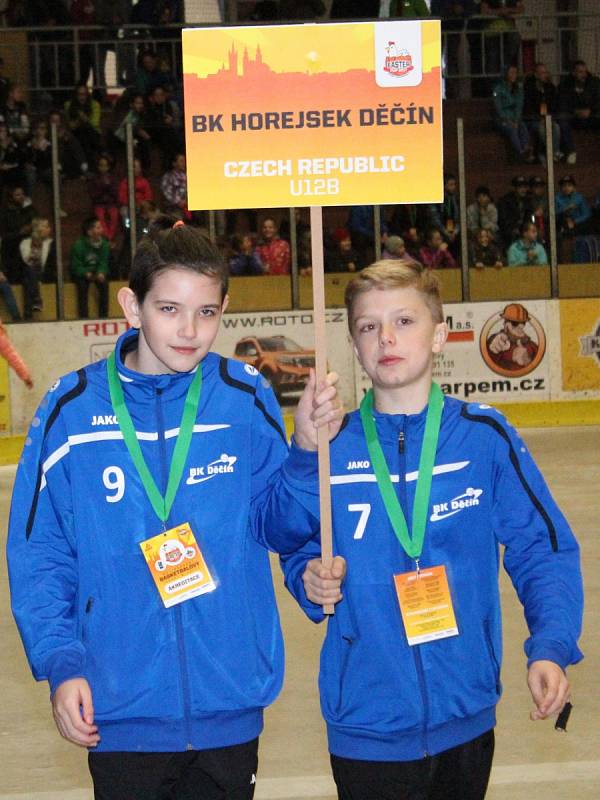 Slavnostní zahájení mezinárodního mládežnického basketbalového turnaje Easter Cup v Klatovech. Účastní se ho bezmála osm desítek týmů z několika zemí.