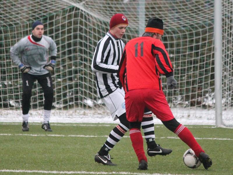 Zimní turnaj v Sušici: Nýrsko (v pruhovaném) - Luby 2:0.