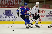 Klatovští hokejisté (bílé dresy) přivítají Řisuty (hráči v modrém) doma 14. února. V Písku si zahrají o dva týdny dříve.