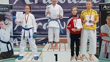 Karatisté KK Klatovy Kryštof Ruža a Anika Draheimová přivezli z ME v rumunské Kluži kompletní sadu medailí. Ruža vybojoval mistrovský titul v kumite a bronz v kata, Draheimová získala stříbrnou medaili v kumite družstev.