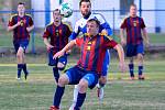 Cennou výhru brali o víkendu fotbalisté Nové Role (v pruhovaném), kteří se představili na půdě nejdeckého FK, kde vyhráli 2:1.