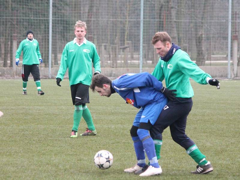 Zimní turnaj mužů v Sušici: Nýrsko (v modrém) - Sušice 1:5.