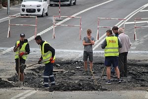 Oprava Domažlické ulice v Klatovech, která praskla po dešti.