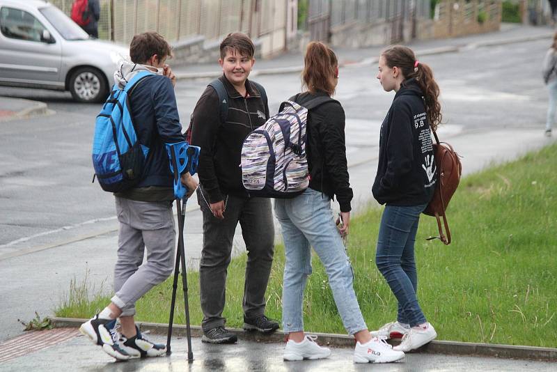 Žáci prvního stupně u ZŠ Klatovy, Tolstého.