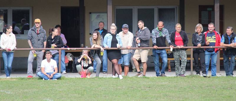 Druhé kolo Poháru Čechy v rugby - zápas Rugby Šumava Nýrsko (červení) - ARC Iuridica Praha