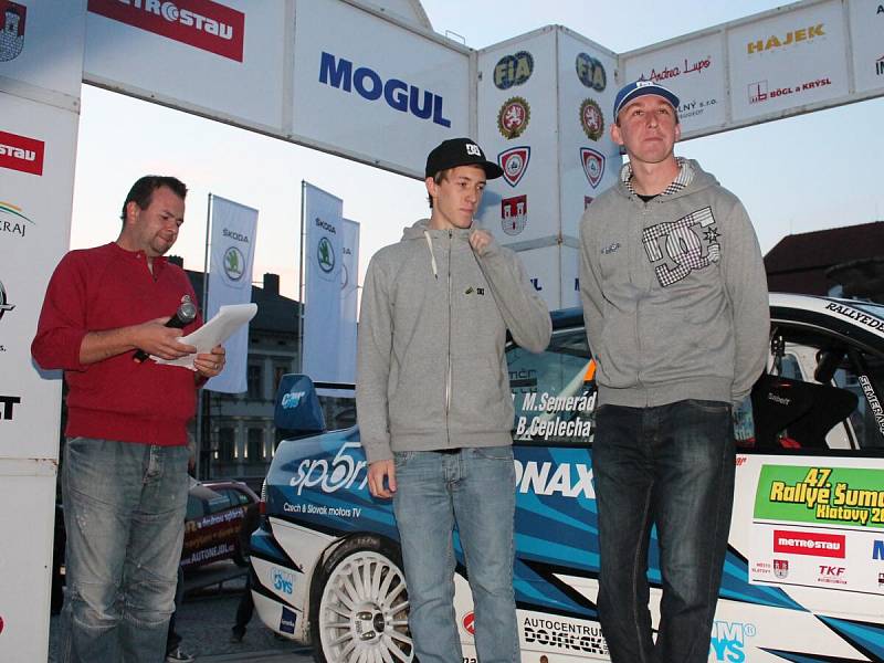 Předstartovní show k rallye na náměstí v Klatovech.