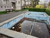 Bazének před domovem důchodců v Podhůrčí v Klatovech.