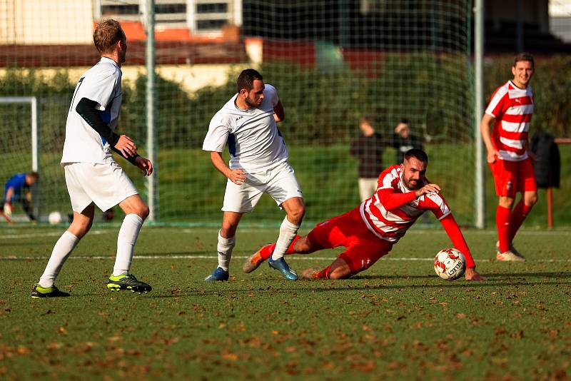 10. kolo okresního přeboru: TJ Sušice B (na snímku fotbalisté v bílých dresech) - FC Švihov 2:2 (1:1).