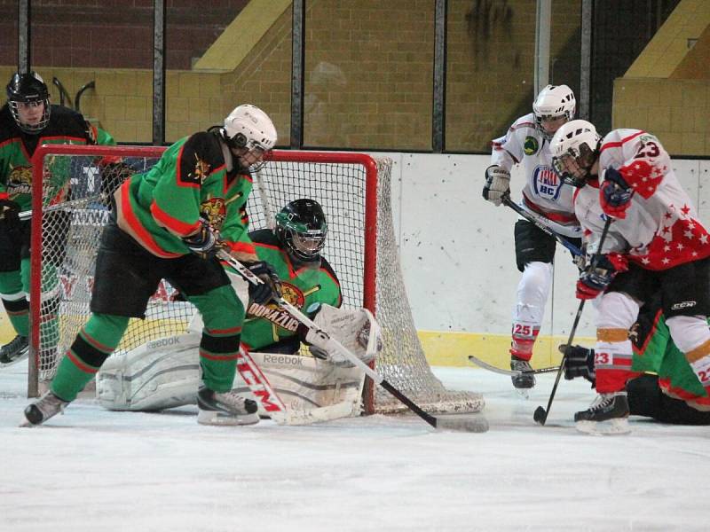 Krajská liga dorostu: HC Klatovy (v bílém) - HC Domažlice 5:1.