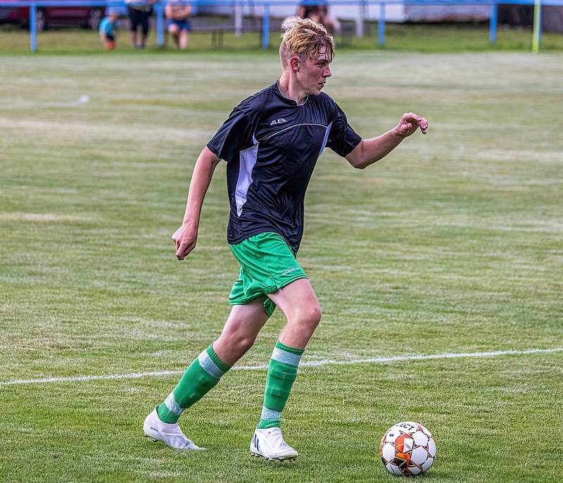 IV. třída, skupina A: SK Kovodružstvo Strážov B (černo-zelení) - Sokol Neznašovy (modré dresy) 1:3.