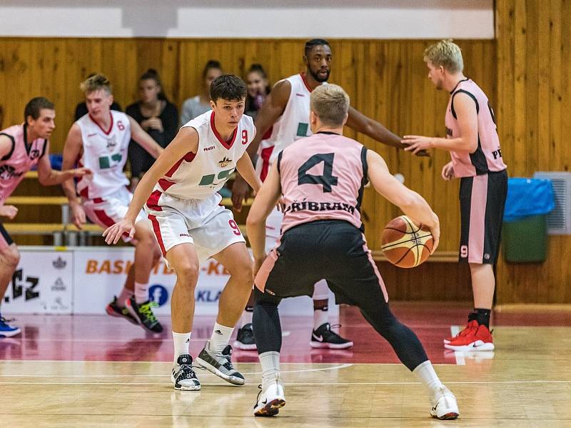 Basketbalisté BK Klatovy (na archivním snímku hráči v bílých dresech) začínají ve druhé lize doma se Sokolem Kbely a radotínskými Vlky.