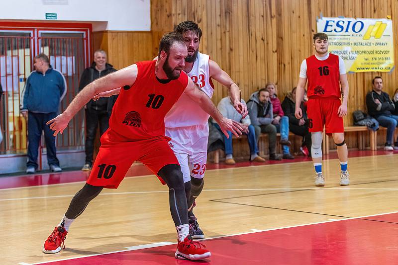 BK Klatovy (bílé dresy) - BK Lokomotiva Plzeň B 71:70.