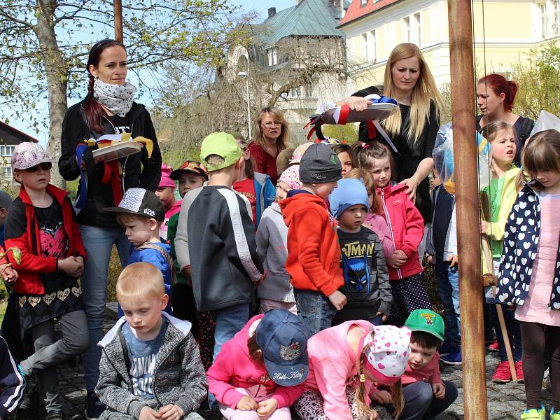 Děti ze školek v Kašperských Horách a v Grafenau společně vyzdobily stromy v parčíku naproti kašperskohorské základní škole.