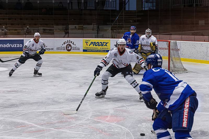 Hokejisté SHC Klatovy (na archivním snímku hráči v bílých dresech) podlehli Táboru (modří) i podruhé v sezoně. Znovu výsledkem 1:5, tentokrát však na jeho ledě.