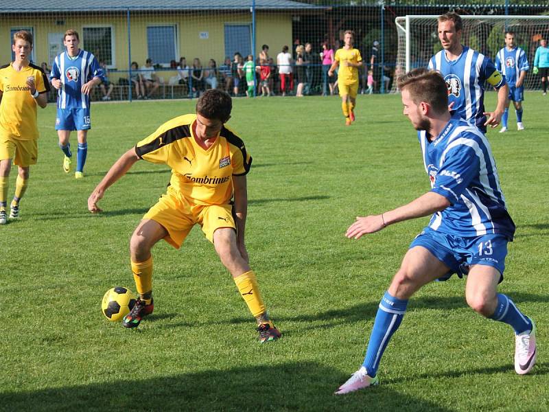 Přátelský zápas bolešinských fotbalistů s extraligovými hokejisty HC Škoda Plzeň přilákal do Bolešin spousty diváků. Domácí (žluté dresy) podlehli hokejistům 1:2