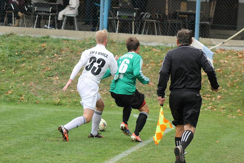 Fotbalisté Žichovic (na snímku hráči v bílých dresech v zápase na Košutce) se v prvním kole nové sezony I. A třídy představí na půdě Starého Plzence.