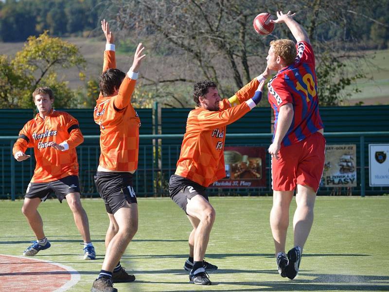 Národní házená, II. liga: TJ Vřeskovice (v oranžovém) - Sokol Podlázky 15:23.