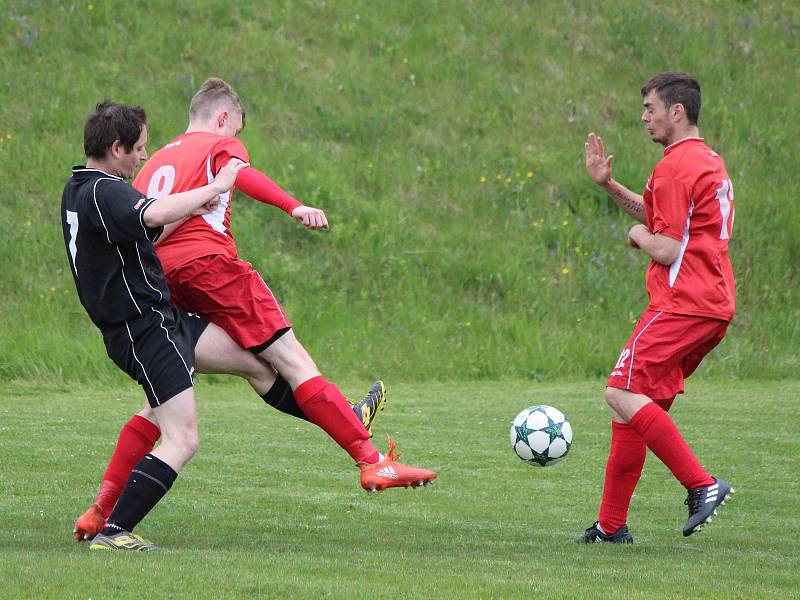 Fotbalisté TJ Hory Matky Boží (na archivním snímku hráči v černých dresech) podlehli sušickému céčko 4:5, ačkoliv ještě po poločase vedli.