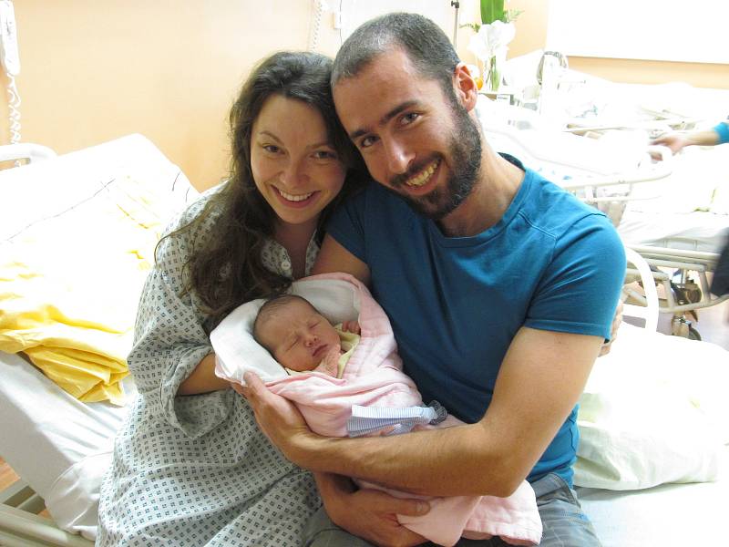 KAROLÍNA MAREŠOVÁ ze Sušice se narodila v Klatovech 29. září v 11.28 hodin (3740 g, 52 cm). Rodiče Pavlína a Jan věděli předem, že dvouletá Klárka bude mít sestřičku. Rodiče přivítali dcerku na porodním sále společně.