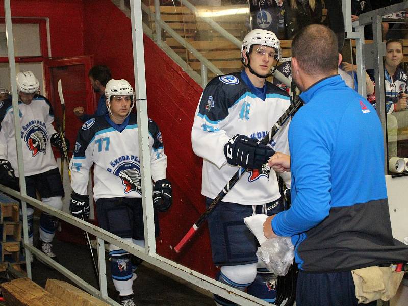 Přípravný hokejový zápas HC Klatovy (červení) - HC Škoda Plzeň. Hosté vyhráli 11:1 a dali tak dárek Martinu Strakovi k 45. narozeninám.