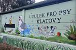 Nová zeď a kotce v útulku pro opuštěné psy v Klatovech.