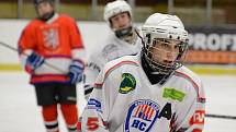 Přátelský zápas dorostu: HC Klatovy (v bílém) - HC Tachov-Mariánské Lázně 5:3.