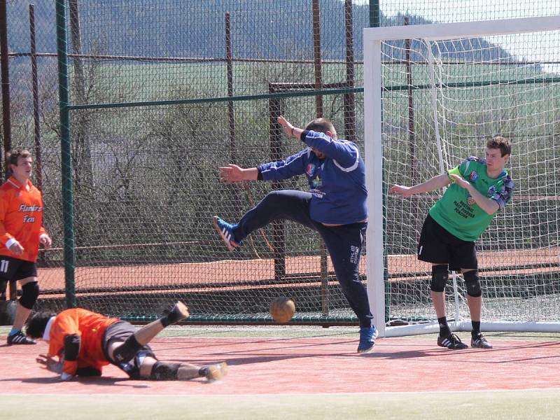 Národní házená, II. liga: Vřeskovice (v oranžovém) - Kyšice 15:22.