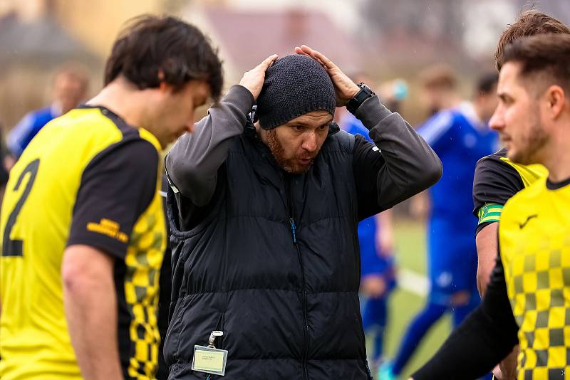 I. A třída (18. kolo): TJ Sušice (na snímku fotbalisté v modrých dresech) - TJ Dynamo Horšovský Týn 1:4 (1:1).