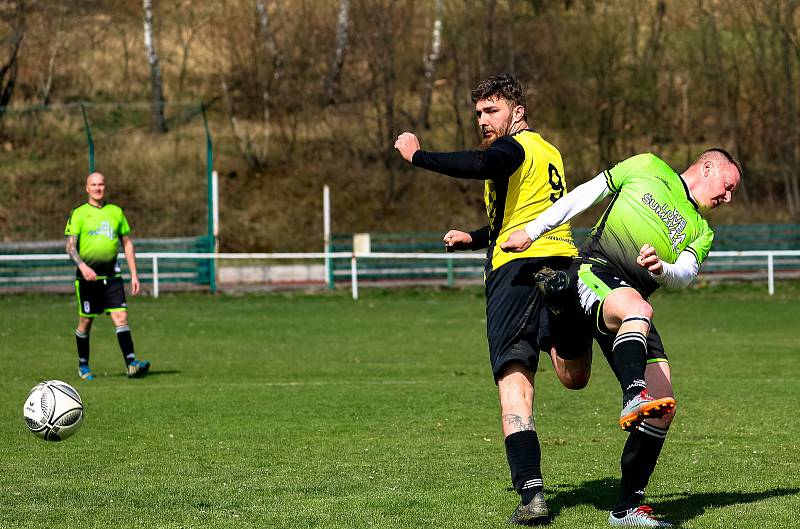 Z archivu: Fotbalisté TJ Sokol Hartmanice (žlutočerní) porazili béčko Svéradic 5:2. Dařilo se také Železné Rudě (zelení), která zdolala Velké Hydčice 3:1.