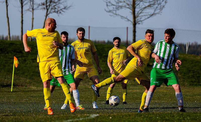 Fotbalisté Budětic (na archivním snímku hráči ve žlutých dresech) deklasovali Velké Hydčice 5:0 a na jaře jsou stoprocentní. I když ne až tak úplně...