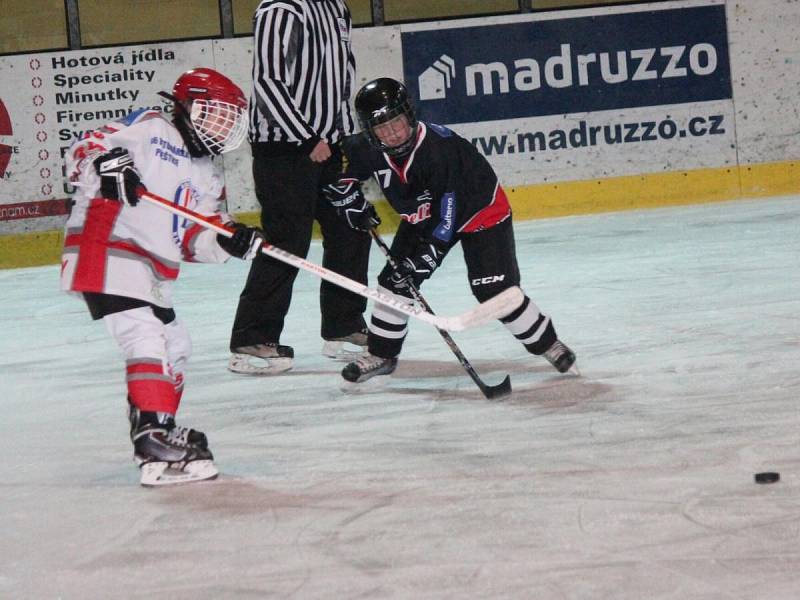 Žákovská liga, mladší žáci: HC Klatovy (v bílém) - HC Rakovník 16:0.