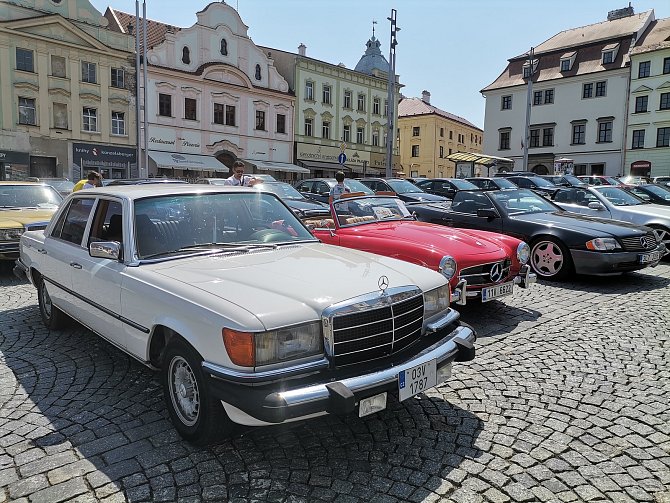 Vozy Mercedes-Benz na náměstí v Klatovech.