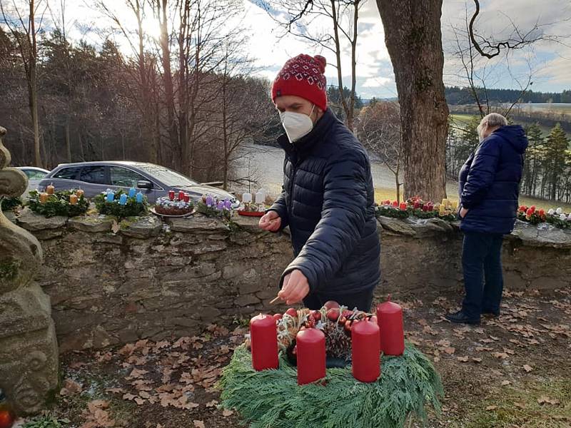 Žehnání adventních věnců na Mouřenci a předání jednoho z nich na hranicích.