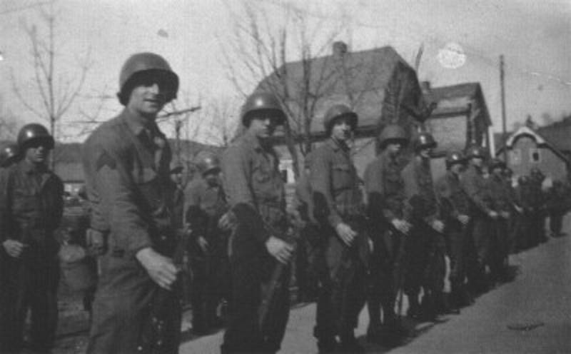 Příslušníci 2. čety roty B 150. ženijního praporu nastoupeni v Sušici.