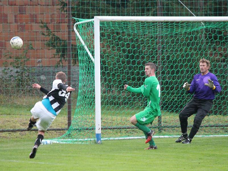 1. B třída 2016/2017: Dlouhá Ves (zelené dresy) - Chotěšov 1:1