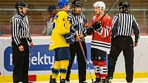 Hokejisté SHC Klatovy (na archivním snímku hráči v červených dresech) na úvod nové sezony podlehli HC Baník Příbram 4:6.
