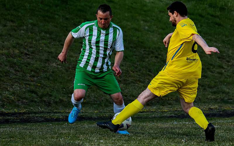 Fotbalisté Budětic (na archivním snímku hráči ve žlutých dresech) deklasovali Velké Hydčice 5:0 a na jaře jsou stoprocentní. I když ne až tak úplně...