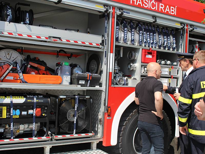 Křest hasičských aut v Rabí.