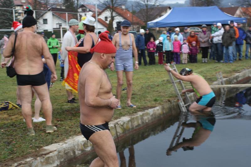 Předvánoční koupání  otužilců s Mufem v Mochtíně